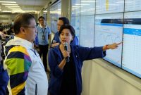 Direktur Teknologi XL Axiata, Yessie D. Yosetya, Presiden Direktur XL Axiata, Dian Siswarini, Direktur Finance XL Axiata, Mohamed Adlan bin Ahmad Tajudin, Menteri Komunikasi dan Informatika RI, Rudiantara, dan Dirjen Penyelenggara Pos dan Informatika, Ahmad M. Ramli dalam acara peresmian pusat monitoring kualitas layanan terpadu yang baru bernama “Customer Experience & Service Operation Center”, di Jakarta. Rabu (15/8).