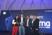 Head of Consumer Marketing, Google Indonesia, Fibriyani Elastria, Chief Marketing Officer XL Axiata, David Arcelus Oses, Group Head Mass Segment XL Axiata, Bernard Ho, dan General Manager LUNA Indonesia, Arda Irawan, dalam acara peluncuran smartphone “Xtream ULTIMA” di Jakarta. Senin (13/8). Smartphone Xtream ULTIMA merupakan smartphone berkualitas 4G yang memberikan akses YouTube HD unlimited 24 jam selama 1 tahun yang dapat digunakan di 10 negara tanpa biaya tambahan. Xtream ULTIMA bisa didapatkan mulai 15 Agustus 2018 di toko online dan offline resmi XL.