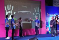Vice President XL Axiata Region WEST, Francky Rinaldo Pakpahan ( kanan tengah ) dan Kadis Penanaman Modal Daerah dan Perijinan Terpadu Satu Pintu ( PMD & PTSP) Prov. Lampung ( kiri tengah ), Drs Intizam ,membuka acara perluasan layanan data berkualitas dan pengenalan program Xtra Combo Lite dan YouTube Paket di Lampung disaksikan oleh Group Head Commercial Go To Market XL Axiata, Rahmadi Mulyohartono ( pertama kiri ), General Manager Sales Operation Southern West XL Axiata, Ferdinan Oktavian ( kedua kiri ) dan Kadis Kominfo Kota Bandar Lampung, Syahril Alam Lampung( pertama kanan). Kamis (2/7). 