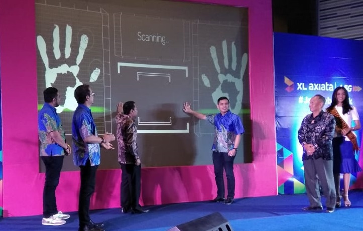Vice President XL Axiata Region WEST, Francky Rinaldo Pakpahan ( kanan tengah ) dan Kadis Penanaman Modal Daerah dan Perijinan Terpadu Satu Pintu ( PMD & PTSP) Prov. Lampung ( kiri tengah ), Drs Intizam ,membuka acara perluasan layanan data berkualitas dan pengenalan program Xtra Combo Lite dan YouTube Paket di Lampung disaksikan oleh Group Head Commercial Go To Market XL Axiata, Rahmadi Mulyohartono ( pertama kiri ), General Manager Sales Operation Southern West XL Axiata, Ferdinan Oktavian ( kedua kiri ) dan Kadis Kominfo Kota Bandar Lampung, Syahril Alam Lampung( pertama kanan). Kamis (2/7). 