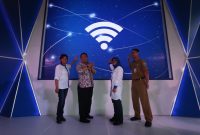 Direktur Teknologi XL Axiata, Yessie D. Yosetya, Menteri Komunikasi dan Informatika RI, Rudiantara, Presiden Direktur  XL Axiata, Dian Siswarini dan Kepala Jakarta SmartCity Pemprov DKI Jakarta, Setiaji dalam acara uji coba layanan berbasis 5G dan WiGig untuk mendukung Jakarta Smartcity, Senin (20/8). Berlokasi di seputaran Kota Tua, Jakarta Barat, teknologi 5G dan Wireless Gigabit (WiGig) coba diterapkan pada sejumlah aktivitas pengelolaan lingkungan perkotaan.