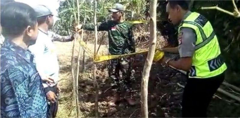 Bripka Andik Santo, anggota Polsek Sindangbarang bersama anggota Koramil yang mendapat laporan langsung mendatangi lokasi penemuan mortir dan langsung memasang garis polisi guna menghindari hal yang tidak diinginkan.