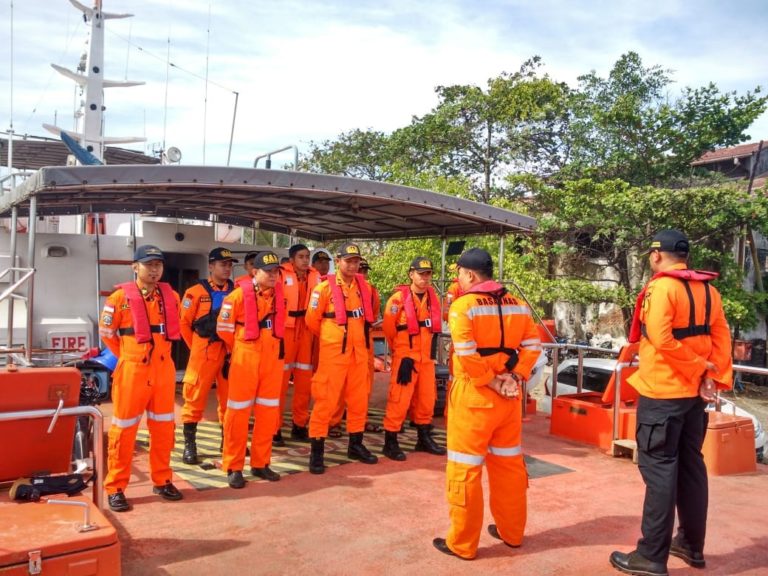 Tim Penyelamat Kantor Pencarian dan Pertolongan Bandung menemukan Kapal Bunga Hati 2 dalam posisi terbalik di Perairan Indramayu, Jumat (3/8/2018) 