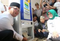 WALI Kota Bandung, M. Ridwan Kamil didampingi Kepala Dinas Pangan dan Pertanian (Dispangtan) Kota Bandung, Elly Wasliah meresmikan ATM Beras, Selasa (31/7/2018). Peresmian bersamaan dengan Peringatan Hari Krida Pertanian (HKP) Tingkat Kota Bandung Tahun 2018, di Lapangan Urugan Kelurahan Cisurupan, Kecamatan Cibiru, Kota Bandung. (Foto : Dok.humas.bandung.go.id)
