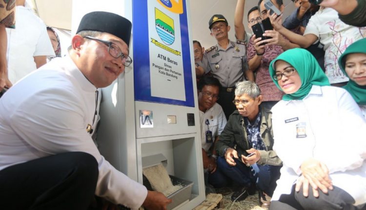WALI Kota Bandung, M. Ridwan Kamil didampingi Kepala Dinas Pangan dan Pertanian (Dispangtan) Kota Bandung, Elly Wasliah meresmikan ATM Beras, Selasa (31/7/2018). Peresmian bersamaan dengan Peringatan Hari Krida Pertanian (HKP) Tingkat Kota Bandung Tahun 2018, di Lapangan Urugan Kelurahan Cisurupan, Kecamatan Cibiru, Kota Bandung. (Foto : Dok.humas.bandung.go.id)
