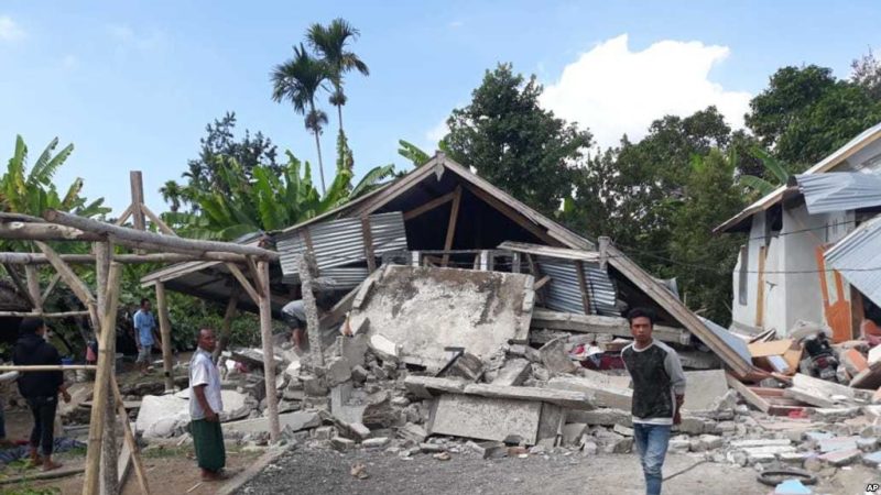 Rumah rusak akibat gempa akhir Juli lalu di Lombok. Gempa kembali guncang Lombok pada hari Minggu, 5 Agustus 2018.
