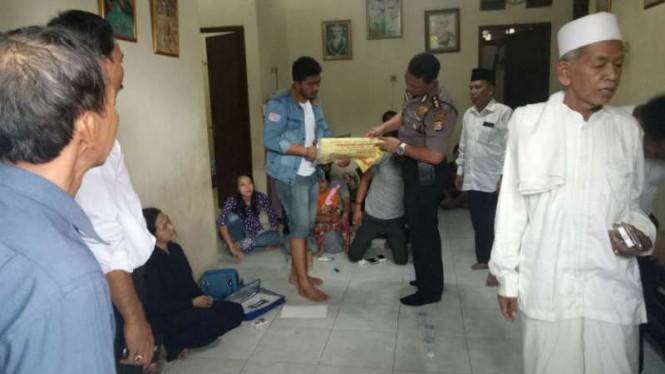 Polisi mendatangi rumah pimpinan Sunda Wiwitan kerjaan Ubur-ubur di Kota Serang.
