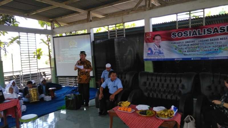 Sosialisasi: Anggota Fraksi Demokrat DPR RI, Hari Kartana melakukan sosialisasi empat Pilar Kebangsaan. Kegiatan ini berlangsung di SMK Amanah Bangsa, Desa Jatireja, Cikarang Timur, Senin (10/9).