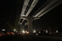 Pengerjaan konstruksi Jalan Tol Jakarta-Cikampek II (Elevated) hampir mendekati 50%. Jika tak ada halangan berarti, jalan tol ini dapat beroperasi pada tahun depan. 