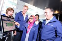 Presiden Direktur XL Axiata, Dian Siswarini, Direktur Komersial XL Axiata, Allan Bonke, Chief Premium Segment Officer XL Axiata, Rashad Javier Sanchez dan Vice President XL Axiata Region Jabodetabek, Bambang Parikesit sedang melayani pelanggan XL dalam acara peringatan Hari Pelanggan Nasional 2018 dan pembukaan XPLOR XL Axiata Tower di Jakarta. Selasa (4/9).