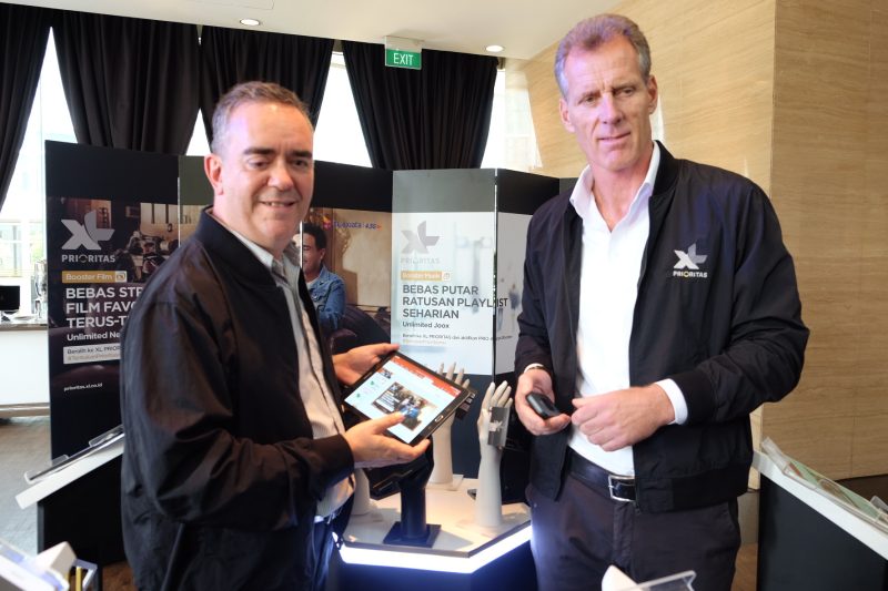 Chief Premium Segment Officer XL Axiata, Rashad Javier Sanchez (kiri ) bersama Direktur Komersial XL Axiata, Allan Bonke (kanan) dalam acara peluncuran Paket XL Prioritas “PRIO Apps Booster” di Jakarta. Jumat (28/9). Paket “PRIO Apps Booster”  menawarkan beberapa pilihan paket layanan data baru dengan kuota tanpa batas untuk akses keberbagai aplikasi online, seperti Facebook, Instagram, Netflix, YouTube, iflix, dan JOOX. 