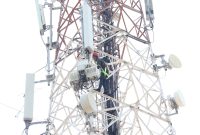 Teknisi PT. XL Axiata (XL Axiata) sedang melakukan pemeriksaan terhadap perangkat Telekomunikasi di Salah Satu BTS di area Tanjung Benoa, Kuta Selatan, Badung Bali, Jumat (5/10). Guna mendukung kesuksesan pertemuan tahunan International Monetary Fund-Bank Dunia di Bali.  XL Axiata menyiapkan jaringan telekomunikasi data dari sisi kapasitas maupun area cakupan layanan untuk memastikan kualitas jaringan terjaga sehingga mendukung kenyamanan para anggota delegasi selama acara berlangsung.
