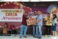John Toar selaku Kepala Cabang Sun Star Motor Bekasi bagi-bagi hadiah di acara yang digelar di Kemang Pratama 3, Lapangan RW 013 Rawalumbu, Kota Bekasi
