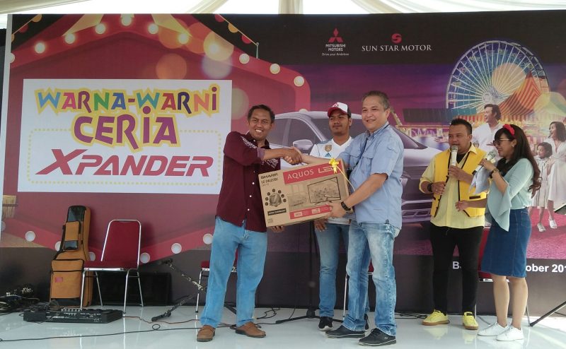 John Toar selaku Kepala Cabang Sun Star Motor Bekasi bagi-bagi hadiah di acara yang digelar di Kemang Pratama 3, Lapangan RW 013 Rawalumbu, Kota Bekasi