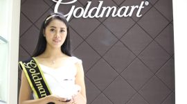 Salah satu Model memperlihatkan Produk Goldmart.