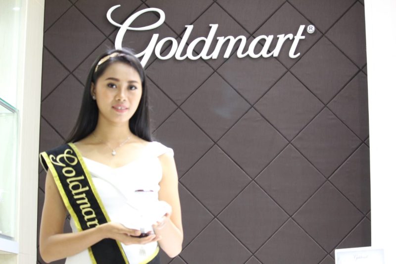 Salah satu Model memperlihatkan Produk Goldmart.