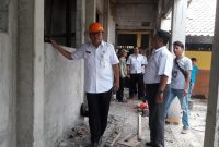 Kepala Dinas Pekerjaan Umum dan Penataan Ruang (PUPR) Kabupaten Bekasi, H. Jamaludin.SH,MM. Meninjau proyek pembangunan Ruang Kelas Baru (RKB), sekolah Dasar Negeri (SDN) 02 kedungwaringin.