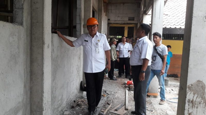 Kepala Dinas Pekerjaan Umum dan Penataan Ruang (PUPR) Kabupaten Bekasi, H. Jamaludin.SH,MM. Meninjau proyek pembangunan Ruang Kelas Baru (RKB), sekolah Dasar Negeri (SDN) 02 kedungwaringin. 