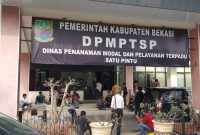 Tampak Depan awak media sedang menuggu proses OTT KPK di Kantor Dinas Penanaman Modal Dan Pelayanan Terpadu Satu Pintu (DPMPTSP) Kabupaten Bekasi