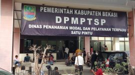 Tampak Depan awak media sedang menuggu proses OTT KPK di Kantor Dinas Penanaman Modal Dan Pelayanan Terpadu Satu Pintu (DPMPTSP) Kabupaten Bekasi