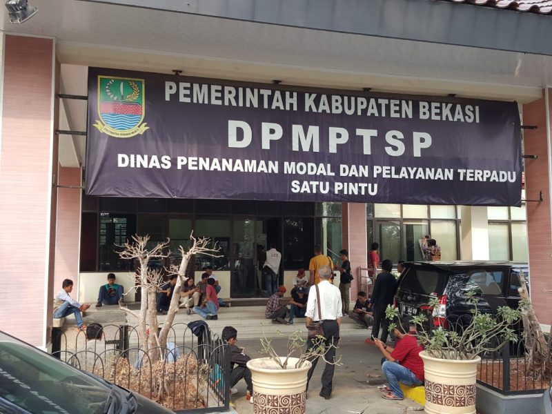 Tampak Depan awak media sedang menuggu proses OTT KPK di Kantor Dinas Penanaman Modal Dan Pelayanan Terpadu Satu Pintu (DPMPTSP) Kabupaten Bekasi