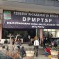 Tampak Depan awak media sedang menuggu proses OTT KPK di Kantor Dinas Penanaman Modal Dan Pelayanan Terpadu Satu Pintu (DPMPTSP) Kabupaten Bekasi