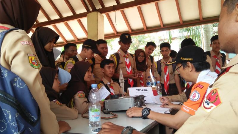 Para pesera tampak serius mengikuti bimbingan ilmu pengetahuan komunikasi yang di bimbing oleh ORARI Lokal Kabupaten Bekasi, Sabtu (20/10/2018).