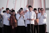 Peresmian: Presiden RI Joko Widodo meresmikan pembebasan tarif Jalan Tol Jembatan Suramadu di tengah jembatan tersebut, Sabtu (27/10). 