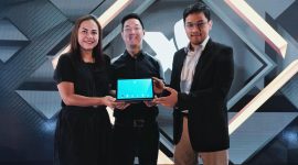 Group Head Direct Channel XL Axiata, Roswida Sidauruk, Group Head of Device Management & Innovations XL Axiata, Mark Jefferson Chua Go dan Head of Product Management, IT & Mobility Business PT Samsung Electronik Indonesia, Denny Galant dalam acara peluncuran paket baru XL Prioritas Shopping Point Data dan bundling eksklusif Samsung Galaxy Tab.4 di Jakarta. Selasa (9/10).