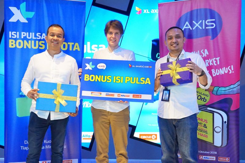 (ki-ka) Group Head  Indirect Channel Management XL Axiata, Octavia Kurniawan, Chief Marketing Officer XL Axiata, David Arcelus Oses, Head  Modern Retail & Alternative XL Axiata, Muhamad Novan.