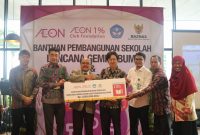 Foto bersama: Mr. Kyoraku, Mr. Kashi, Mr. Bambang, Mr. Honda, Mr. Jamjam, Mr. Nasir dan Mrs. Sri