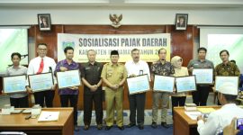 Foto Bersama: Wakil Bupati Indramayu, H. Supendi mengatakan, sangat apresiasi dan memberikan penghargaan setinggi-tingginya terhadap perusahaan yang telah membayarkan pajak di Kabupaten Indramayu.