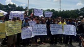 Demo sopir truk batu bara di Sumsel. Ada sebagian yang menginap di kantor Gubernur Sumsel.
