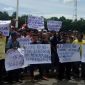 Demo sopir truk batu bara di Sumsel. Ada sebagian yang menginap di kantor Gubernur Sumsel.