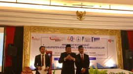 M Hadi Nainggolan (kiri) menghadiri acara milad Himpunan Masyarakat Aceh Singkil-Subulussalam (HMSS) yang ke-40 bersamaan dengan peluncuran program badan usaha produktif berbasis wakaf dari HMSS.