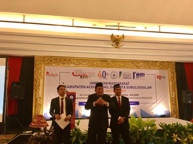 M Hadi Nainggolan (kiri) menghadiri acara milad Himpunan Masyarakat Aceh Singkil-Subulussalam (HMSS) yang ke-40 bersamaan dengan peluncuran program badan usaha produktif berbasis wakaf dari HMSS.