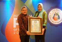 Head of CorpComm of The Year 2018_Head of External Communication XL Axiata, Henry Wijayanto menerima penghargaan Head of Corcomm of The Year 2018 dari Group Chief Editor SWA Media, Kemal E. Gani (kanan) dalam ajang penghargaan Indonesia PR of The Year 2018 di Jakarta. Kamis (1/11). XL Axiata kembali menerima apresiasi di ajang Indonesia PR of The Year 2018. Kali ini XL Axiata menerima 4 penghargaan yang diinisiasi oleh Majalah MIX Marketing Communication untuk kategori Spoke Person of The Year 2018, Head of Corcomm of The Year 2018, PR Officer of The Year 2018, dan Corcomm Team of The Year 2018. Program ini merupakan kegiatan tahunan yang diselenggarakan untuk mengapresiasi program-program Public Relations (PR) terbaik di Indonesia.