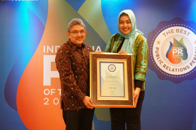Head of CorpComm of The Year 2018_Head of External Communication XL Axiata, Henry Wijayanto menerima penghargaan Head of Corcomm of The Year 2018 dari Group Chief Editor SWA Media, Kemal E. Gani (kanan) dalam ajang penghargaan Indonesia PR of The Year 2018 di Jakarta. Kamis (1/11). XL Axiata kembali menerima apresiasi di ajang Indonesia PR of The Year 2018. Kali ini XL Axiata menerima 4 penghargaan yang diinisiasi oleh Majalah MIX Marketing Communication untuk kategori Spoke Person of The Year 2018, Head of Corcomm of The Year 2018, PR Officer of The Year 2018, dan Corcomm Team of The Year 2018. Program ini merupakan kegiatan tahunan yang diselenggarakan untuk mengapresiasi program-program Public Relations (PR) terbaik di Indonesia.