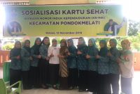 foto bersama: Ika Indah Yarti Camat Pondok Melati melakukan sesi foto bersama di acara kemarin, Rabu (14/11/2018).