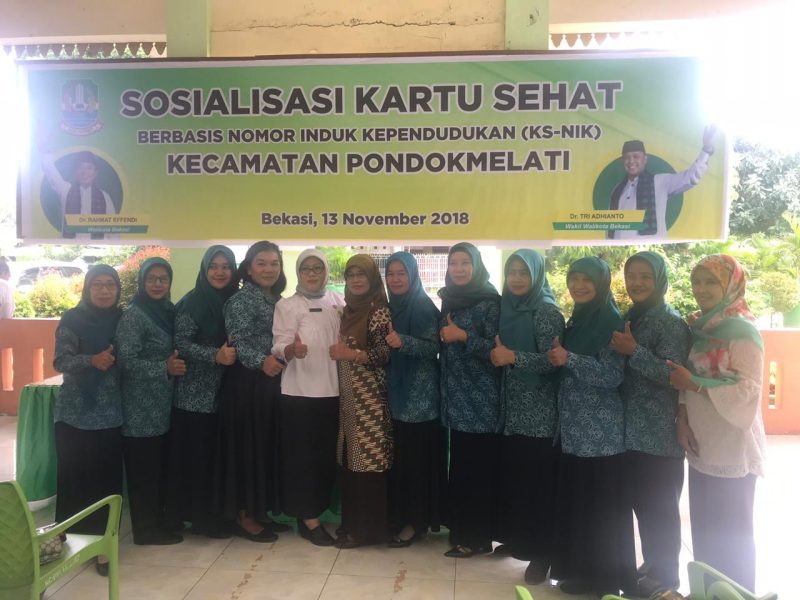 foto bersama: Ika Indah Yarti Camat Pondok Melati melakukan sesi foto bersama di acara kemarin, Rabu (14/11/2018).