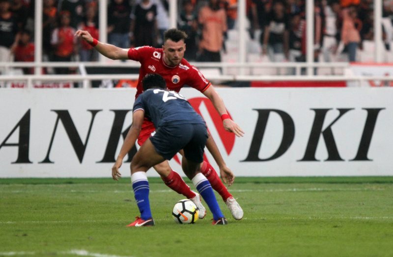 Gocek: Marko Simic mencoba menggocek salah satu permai Persela Lamongan, Selasa (20/11/2018).