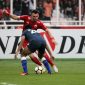 Gocek: Marko Simic mencoba menggocek salah satu permai Persela Lamongan, Selasa (20/11/2018).