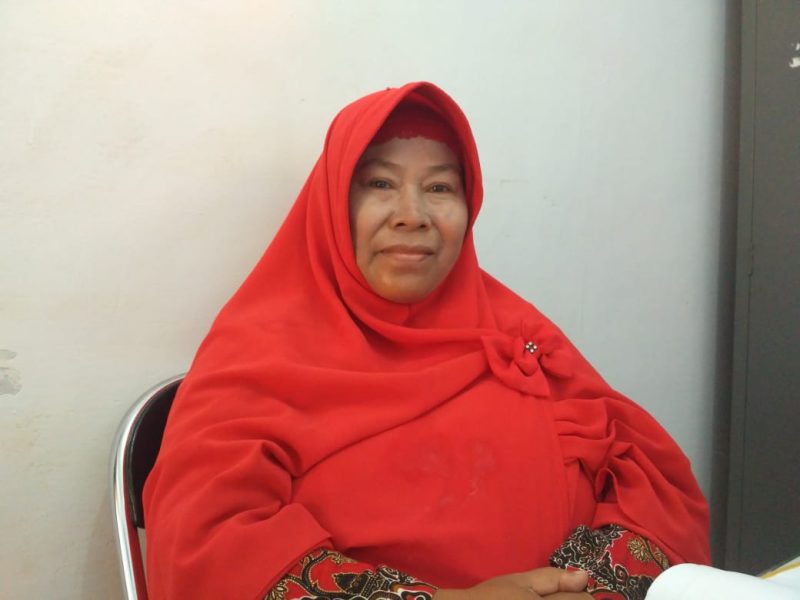 Hj. Iin Kasi Kesra Kecamatan Mundu Cirebon.
