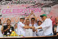 Founder WCI H.Anwar Musyadad. S.H menerima potongan nasi tumpeng dari Ketua Umum WCI Pusat, Jefri Thomson.