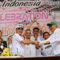 Founder WCI H.Anwar Musyadad. S.H menerima potongan nasi tumpeng dari Ketua Umum WCI Pusat, Jefri Thomson.
