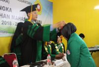 Ketua STIT Nusantara Dr. H. Eddi Supriadi SE.M.Si berikan pengalungan kepada Mahasiswa baru sebagai simbolis pengukuhan