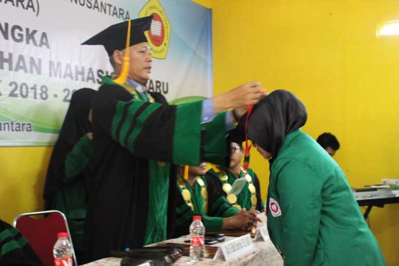 Ketua STIT Nusantara Dr. H. Eddi Supriadi SE.M.Si berikan pengalungan kepada Mahasiswa baru sebagai simbolis pengukuhan