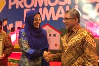XL Axiata_Kemenkes : Group Head Corporate Communication XL Axiata, Tri Wahyuningsih (kanan) bersama dengan Sekjen Kemenkes, drg. Oscar Primadi, MPH (kiri) dalam acara penandatanganan kerjasama dengan Kementerian Kesehatan ( Kemenkes ) untuk mendukung digitalisasi informasi kesehatan Kementerian Kesehatan di Jakarta. Rabu (28/11).XL Axiata terus melanjutkan program mendukung digitalisasi sistem informasi di berbagai instansi pemerintah.  Salah satunya dengan menjalin kerjasama dengan Kemenkes utuk mendukung program digitalisasi informasi kesehatan termasuk juga dukungan untuk kampanye Peningkatan Gerakan Masyarakat Hidup Sehat.