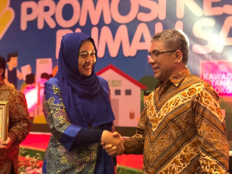 XL Axiata_Kemenkes : Group Head Corporate Communication XL Axiata, Tri Wahyuningsih (kanan) bersama dengan Sekjen Kemenkes, drg. Oscar Primadi, MPH (kiri) dalam acara penandatanganan kerjasama dengan Kementerian Kesehatan ( Kemenkes ) untuk mendukung digitalisasi informasi kesehatan Kementerian Kesehatan di Jakarta. Rabu (28/11).XL Axiata terus melanjutkan program mendukung digitalisasi sistem informasi di berbagai instansi pemerintah.  Salah satunya dengan menjalin kerjasama dengan Kemenkes utuk mendukung program digitalisasi informasi kesehatan termasuk juga dukungan untuk kampanye Peningkatan Gerakan Masyarakat Hidup Sehat.