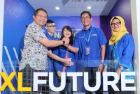 XLNatCon_3 : Menteri Komunikasi dan Informatika RI, Rudiantara (kiri ) dan Presiden Direktur XL Axiata, Dian Siswarini ( kanan ) bersama dengan siswa siswi XL Future Leaders dalam acara National Conference XL Future Leaders 2018 di Jakarta. Minggu (25/11). XL Axiata terus berupaya melahirkan sumber daya manusia (SDM) unggul yang siap memajukan Indonesia. Kini, memasuki tahun ke-7, XL Future Leaders telah meluluskan total 750 alumni, yang semuanya siap berperan serta di berbagai bidang dalam upaya untuk mewujudkan Indonesia yang maju dan kuat di masa mendatang.